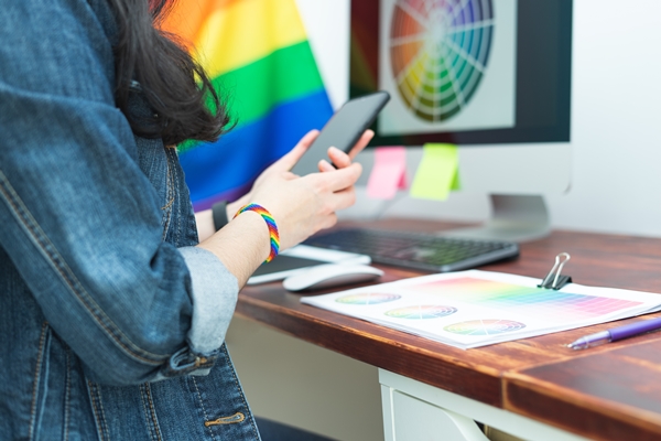 Iniciativa privada financia mais projetos para inclusão econômica LGBTQIA+ do que o Estado brasileiro