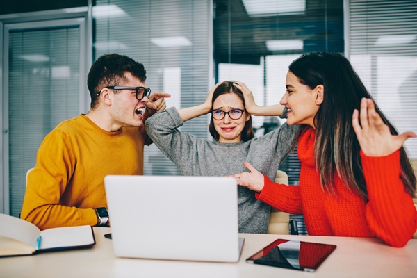 Brasileiros se sentem desconfortáveis quando política surge em uma reunião de trabalho